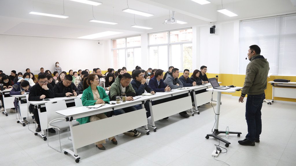 建立学风督察机制